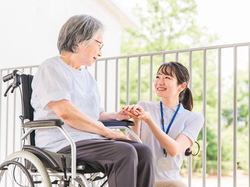車いすを利用する方と支援スタッフ