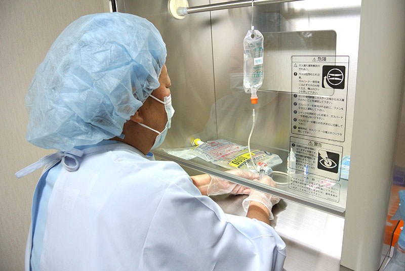 クリーンベンチを使用する薬剤師