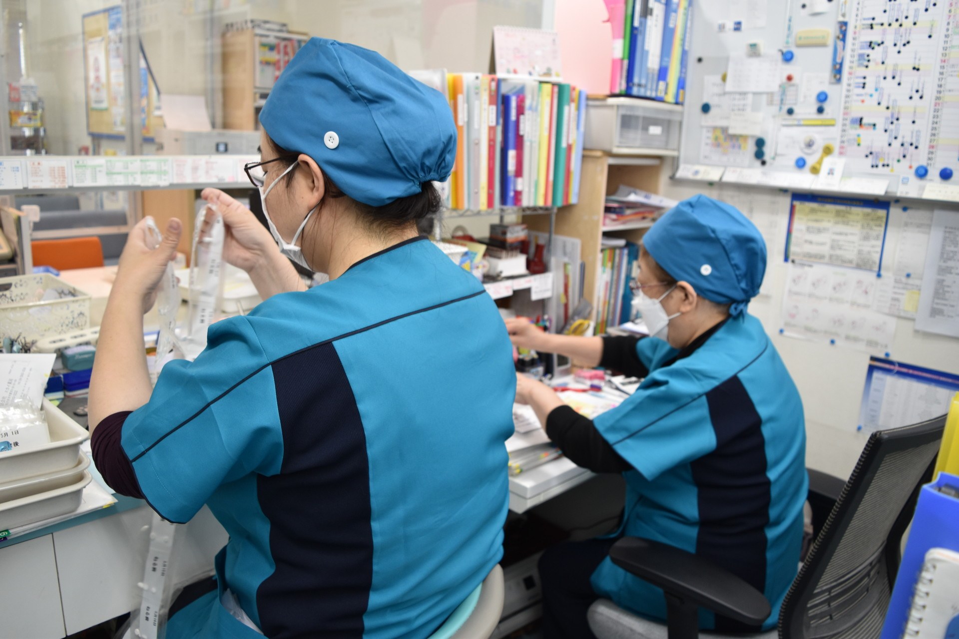 複数の薬剤師が確認する様子