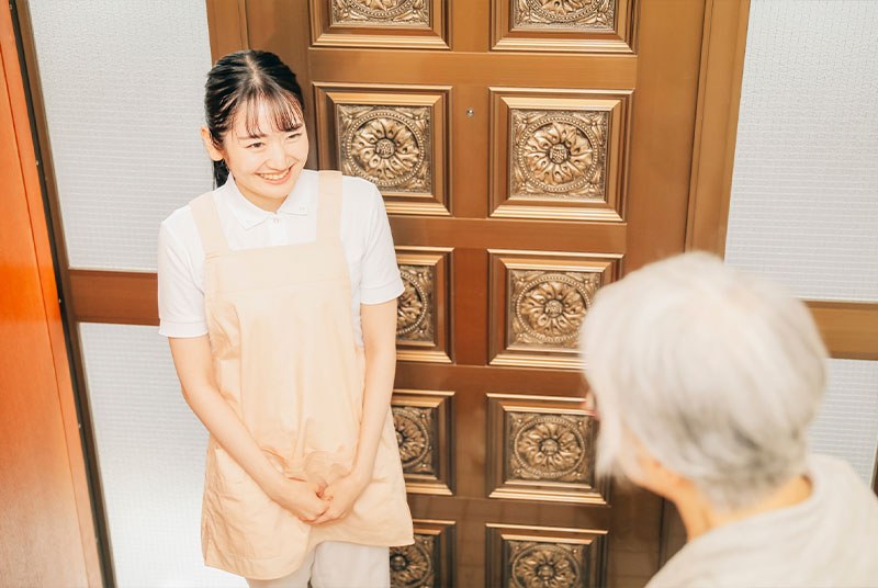 在宅医療で患者さま宅を訪問するスタッフ